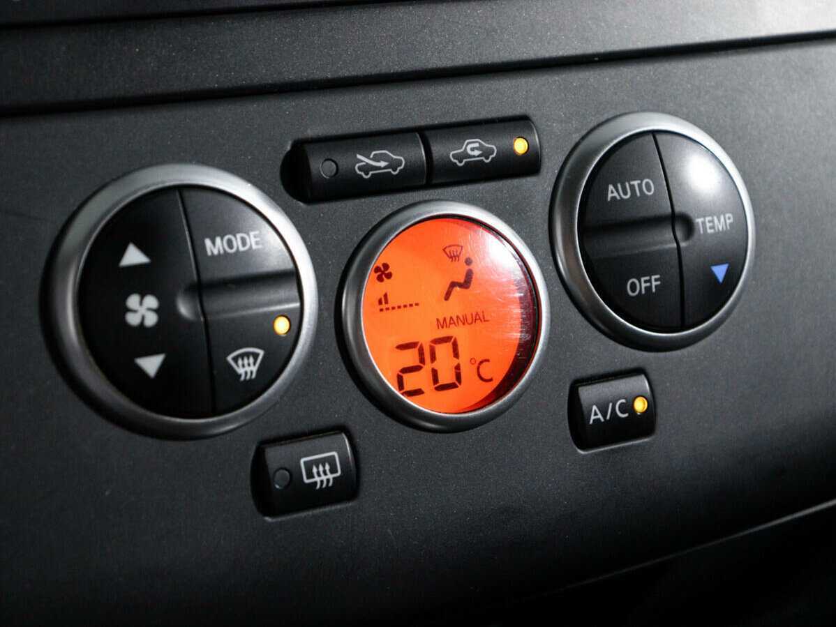 Nissan Tiida, 2013 Фото №15