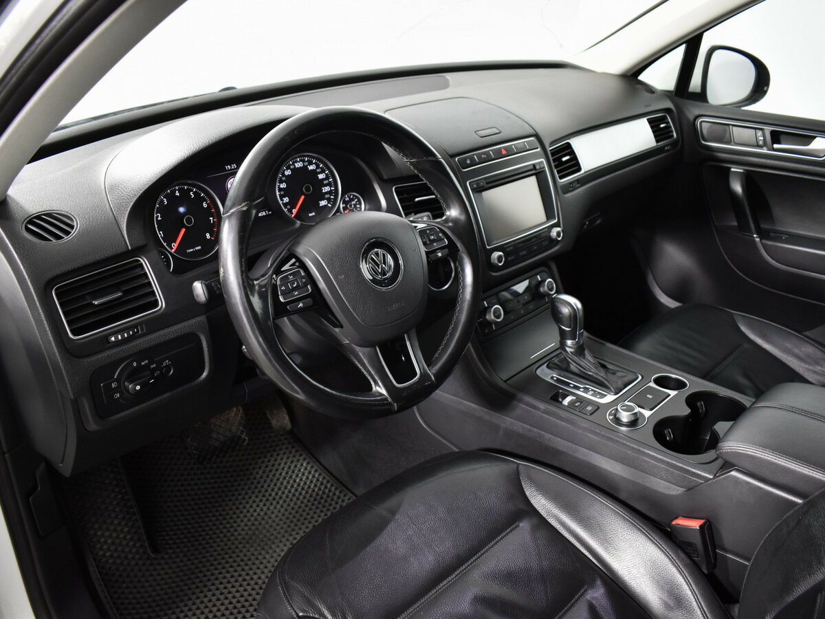 Volkswagen Touareg II Рестайлинг, 2015 Фото №9