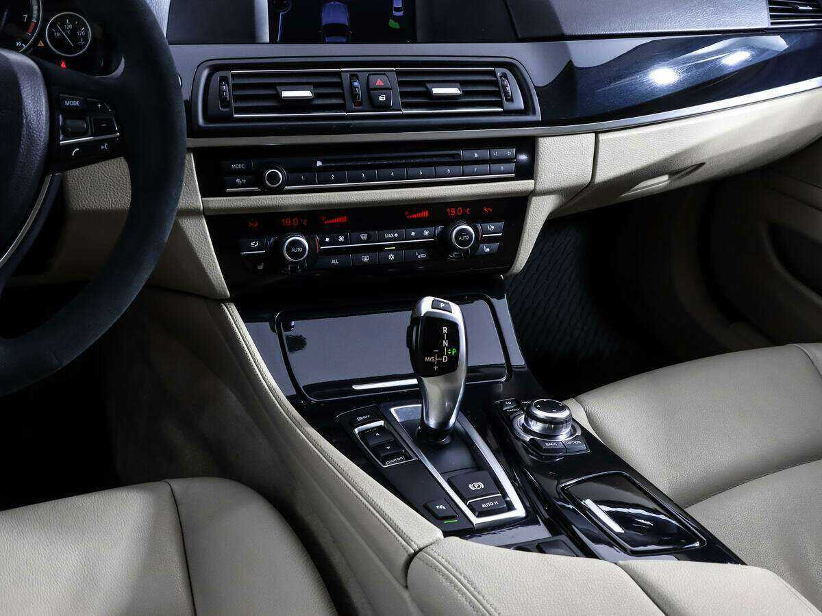 BMW 5 серии 520i, 2012 Фото №15