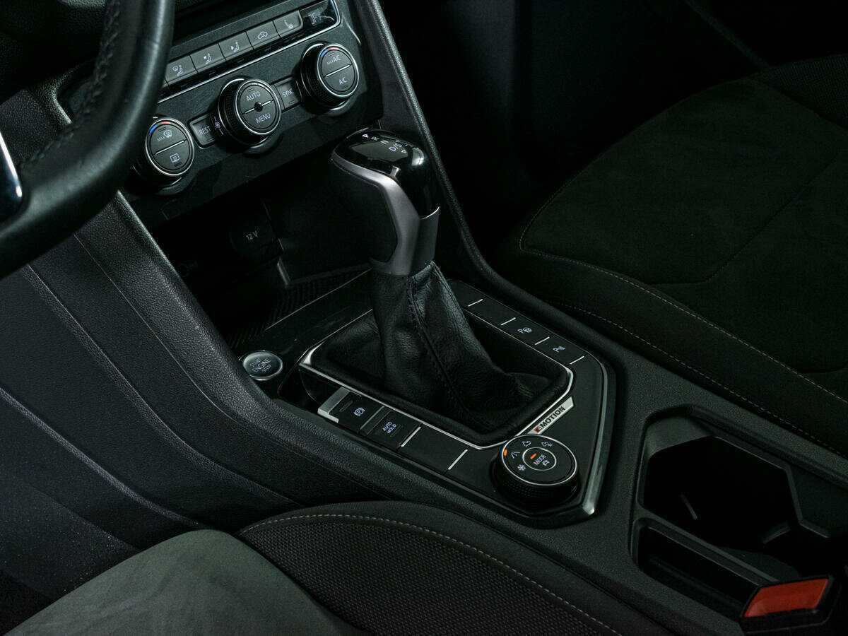 Volkswagen Tiguan, 2018 Фото №16